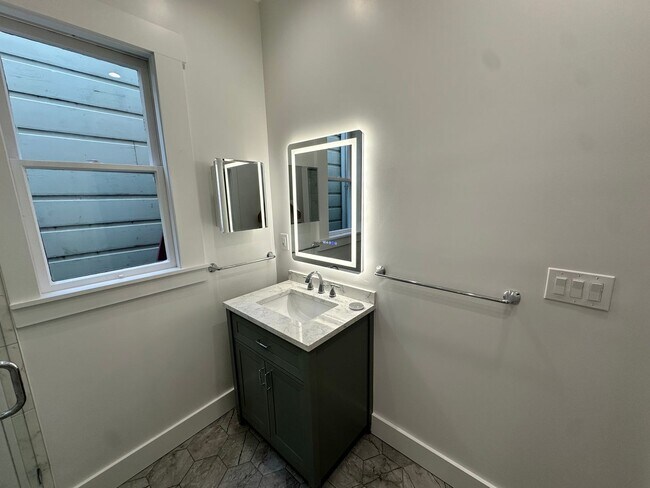 Building Photo - Fully renovated Noe Valley charmer - 2 BR | 1 BA Unit in the Heart of Noe Valley