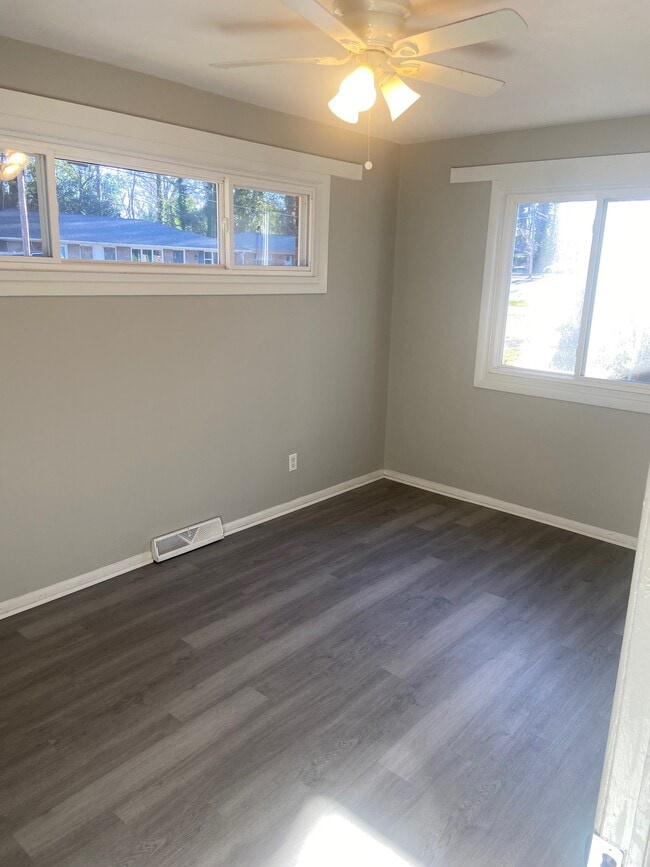 Building Photo - 526 Blendwood Dr