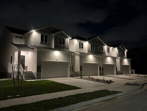 Building Photo - BEAUTIFUL 4-BEDROOM TOWNHOME FOR RENT