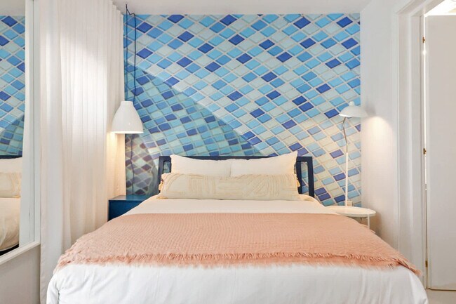 Building Photo - 250 Collins Ave