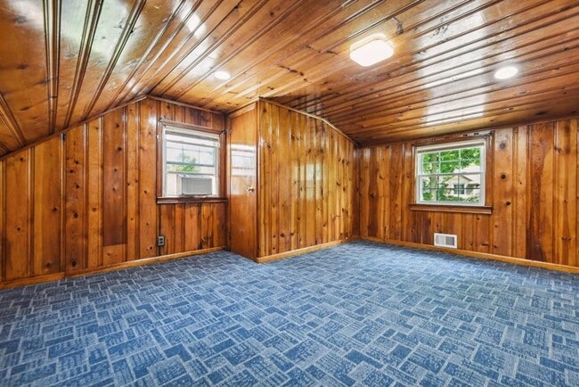 Building Photo - 482 S Elm St