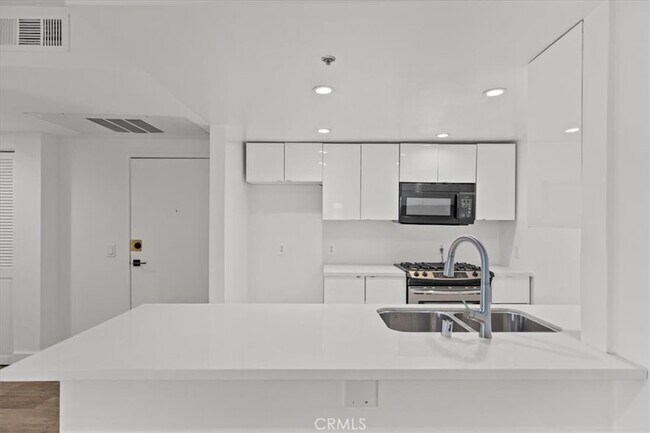 Building Photo - 939 Palm Ave