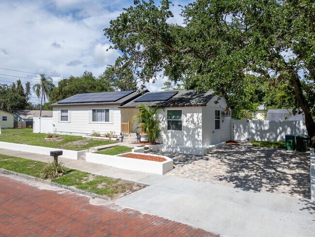 Building Photo - Charming 3BD/2BTH Home with Private Backya...