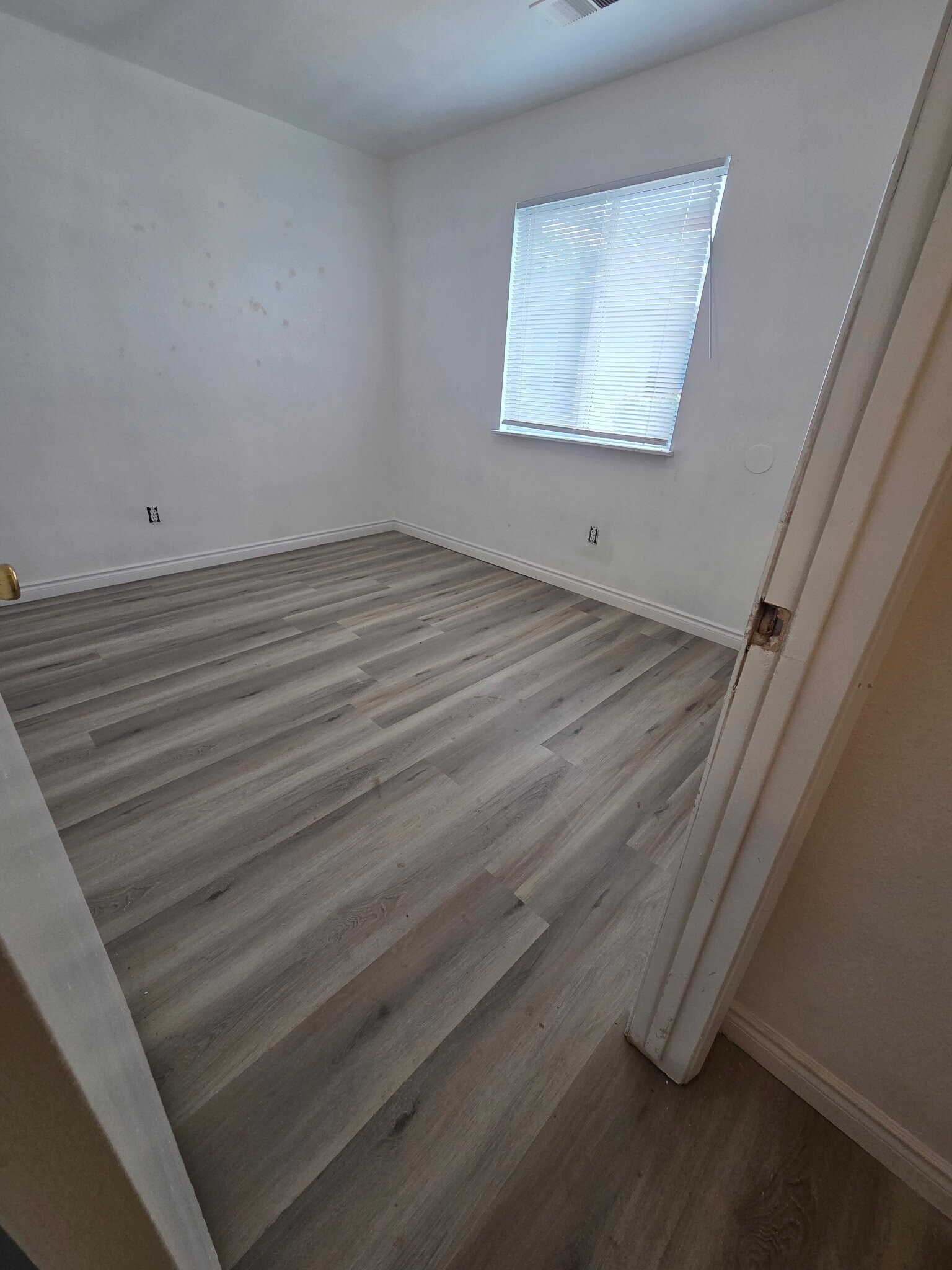 Building Photo - 508 S Dearing Ave