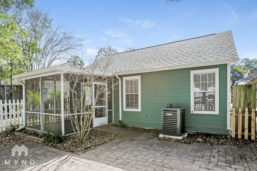 Building Photo - 1729 Chatham Cir