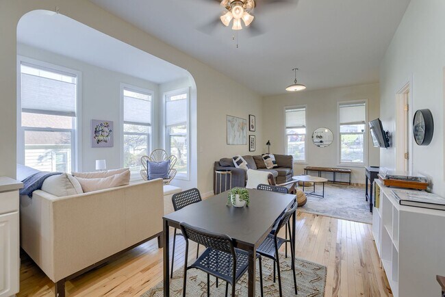 Building Photo - Charming 2 Bedroom Just Minutes from the Old Market!!