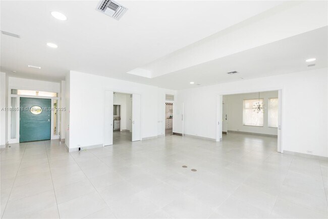 Building Photo - 621 N Mashta Dr