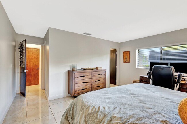 Building Photo - 932 Evergreen Dr