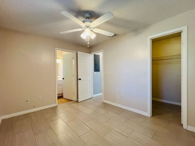 Building Photo - 2 Bedroom UCF Duplex