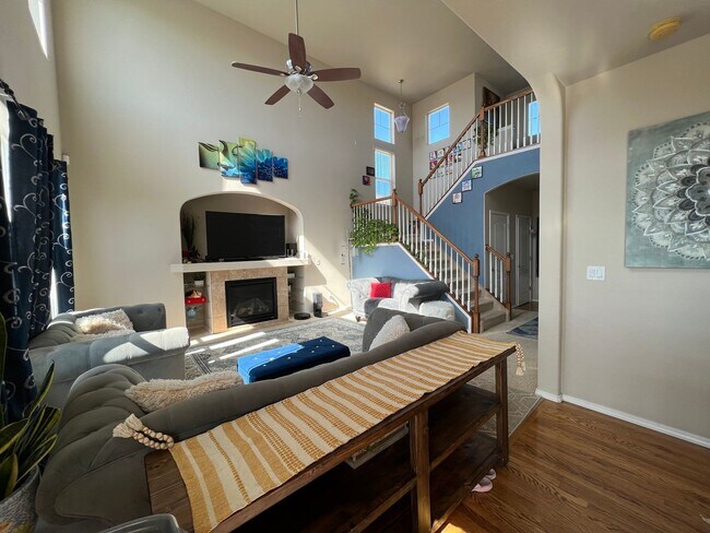 Building Photo - 4 Bedroom Home close to Peterson SFB