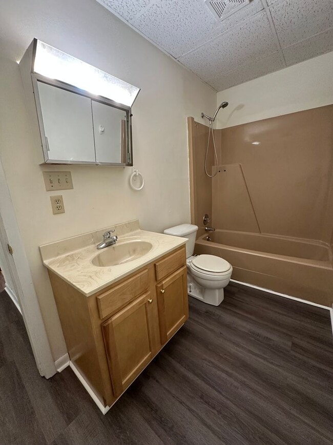 Building Photo - 1 Bedroom / 1  Bath Townhome Kingsport TN