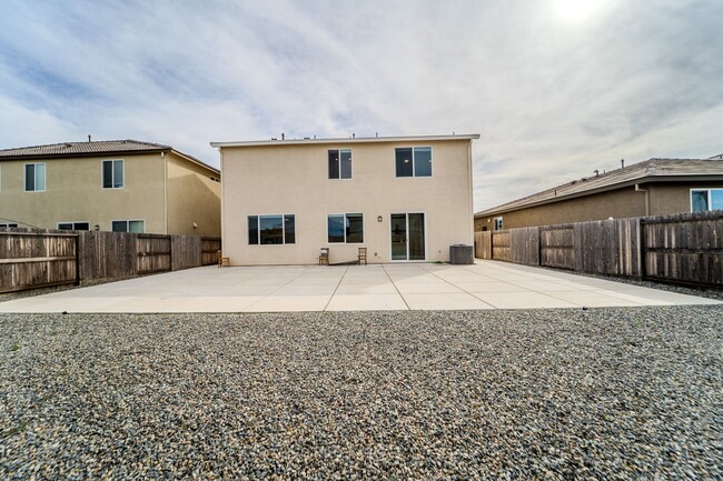 Building Photo - BEAUTIFUL 5BR 3BATH