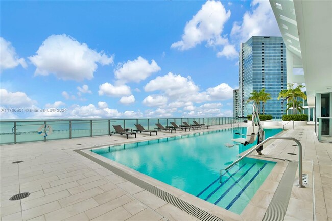 Building Photo - 1300 Brickell Bay Dr