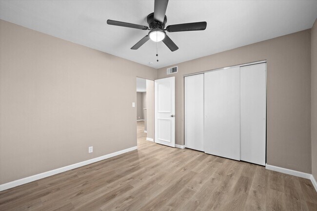 Building Photo - 15 Manor Dr