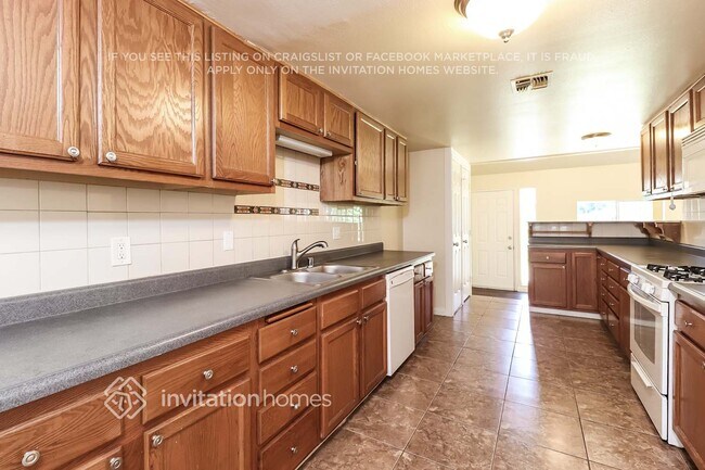 Building Photo - 425 Jasmine Ave