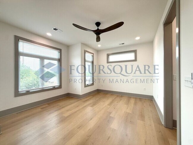 Building Photo - Modern 4-Bed / 4 Bath Townhome with Fireplace, Outdoor Spaces & Fenced Yard – Inside the Beltline...