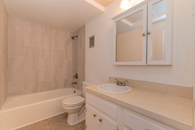 Upstairs full bath - 8508 Canterbury Sq E