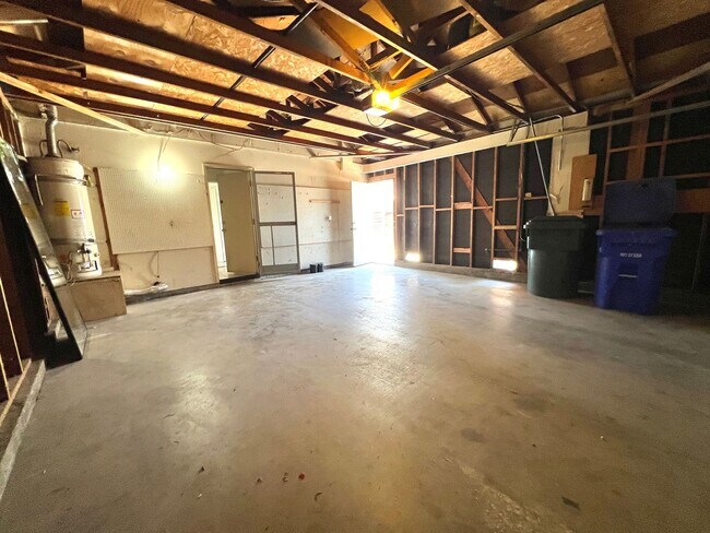 Building Photo - Charming Single story 3bed /2 bath newly renovated home