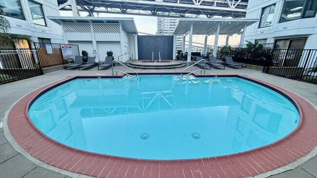 Building Photo - Bright 1BR/1BA w/ City Views, Amenities and just Steps to Embarcadero -AMSI