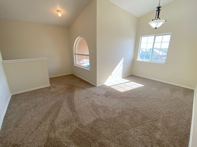 Building Photo - 4bed/2bath plus Bonus Loft!