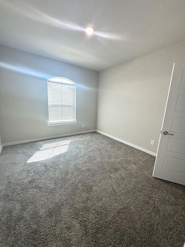 Building Photo - 5 Bedroom 4 Bathroom Ready to Rent ASAP!