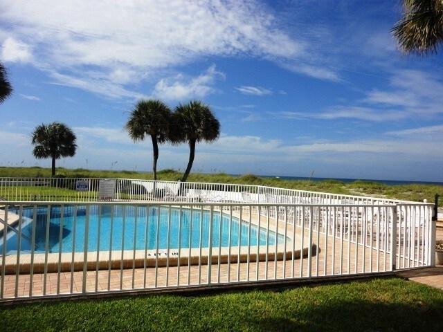 Building Photo - 1BR + Den with Murphy Bed/2BA Single level villa on the Beach!