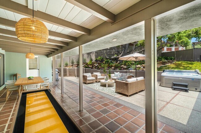 Building Photo - 7201 Country Club Dr