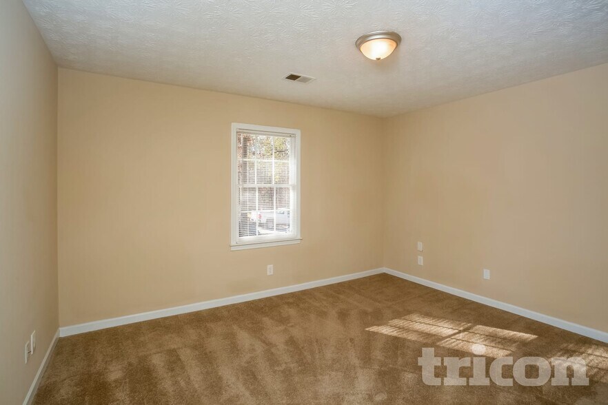 Building Photo - 1631 Quail Run SW