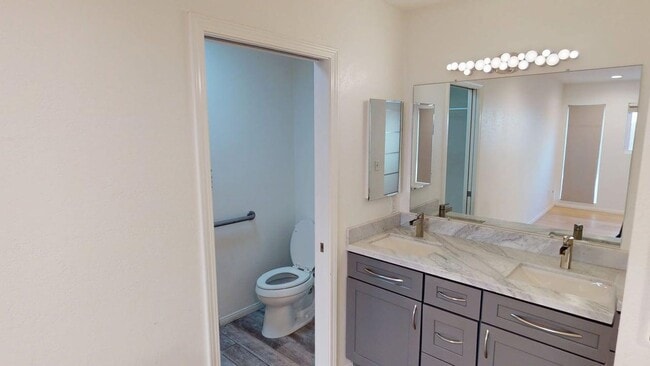 Building Photo - Spacious and beautifully updated 4 bedroom home available for long or short term lease.