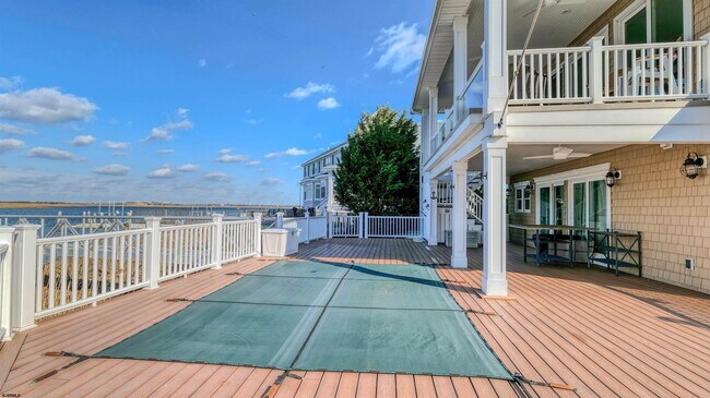 Building Photo - 909 N Cambridge Ave