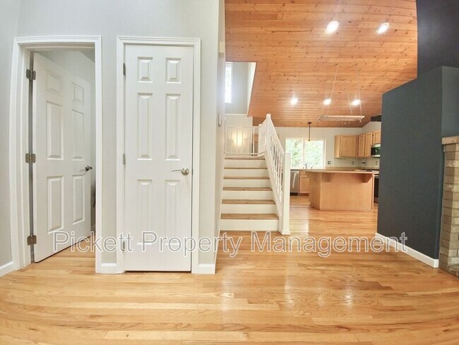 Building Photo - 18845 NE Meadow Run Dr