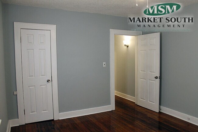 Building Photo - 7 E Victory Dr