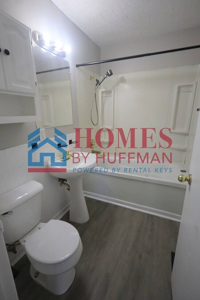 Building Photo - Two Bedroom House | Detached Garage