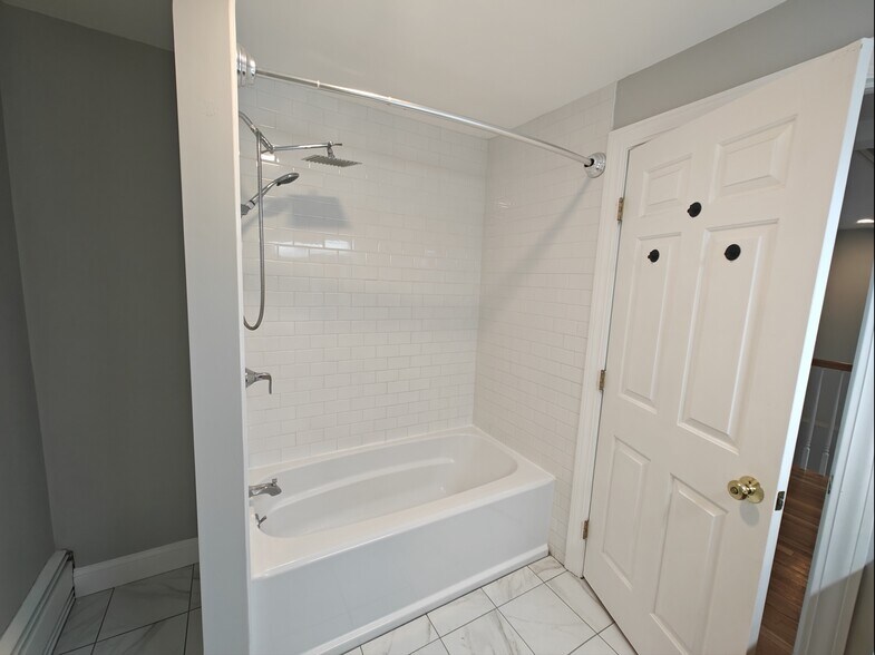 Building Photo - 548 Worcester St