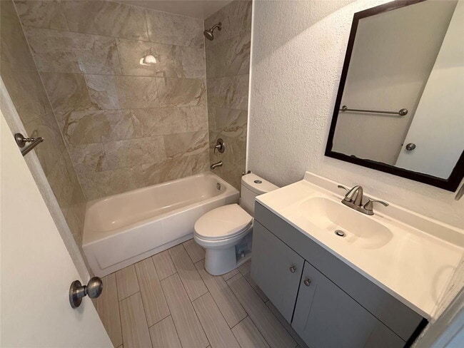 Building Photo - 2400 NE 10th St