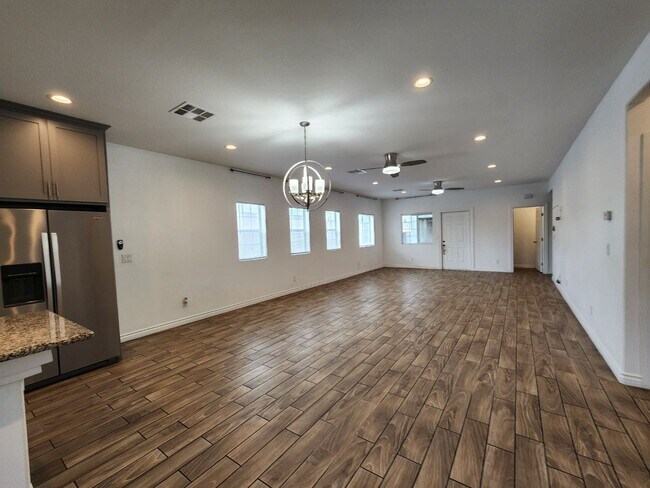 Building Photo - Single Story with Casita