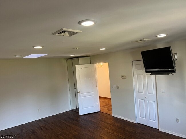 Building Photo - 156 E Linden Ave