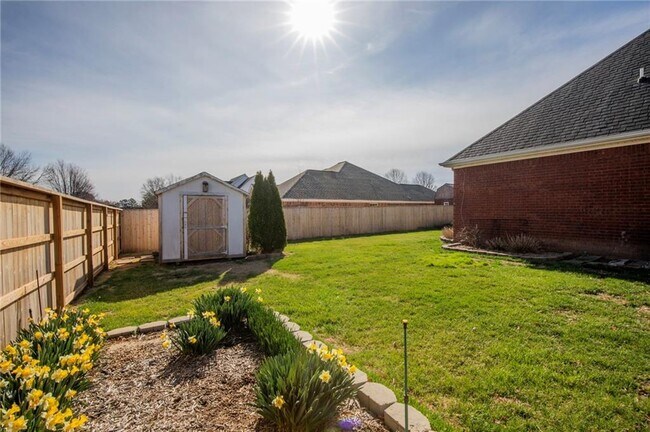 Building Photo - 115 NW Orchard Way