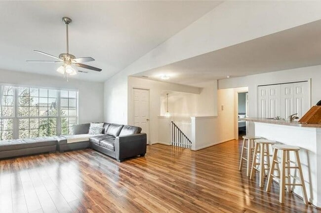 Building Photo - GORGEOUS COMMERCE TOWNSHIP 2 BED/2 BATH MO...