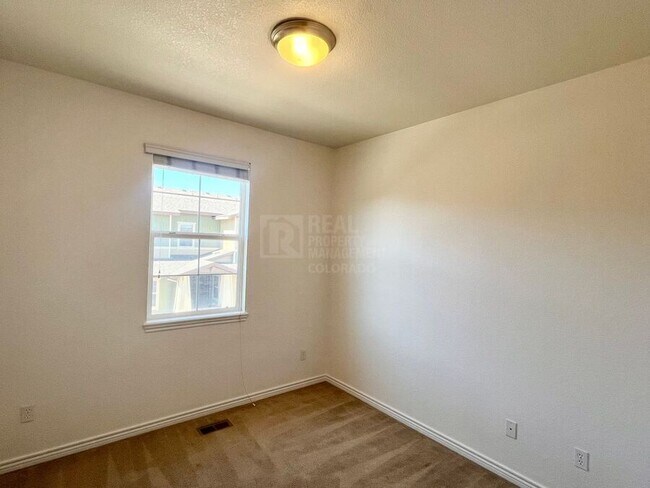 Building Photo - 10829 Tincup Creek Point