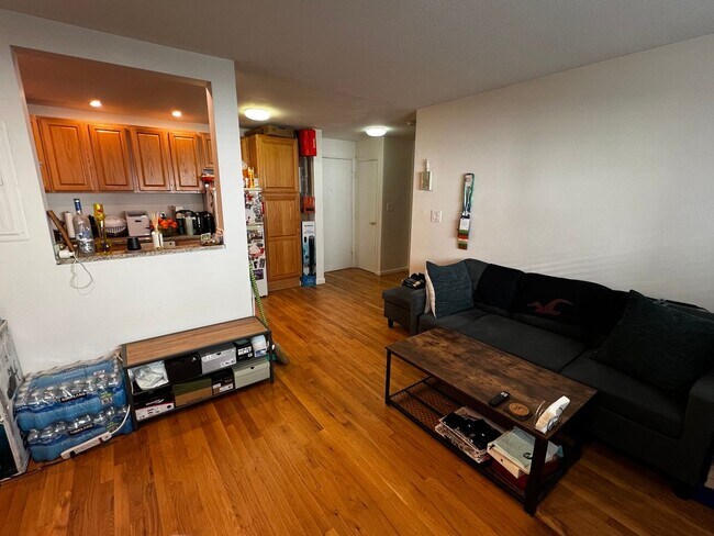 Building Photo - Huge 1 bedroom unit located next to the Green Line.