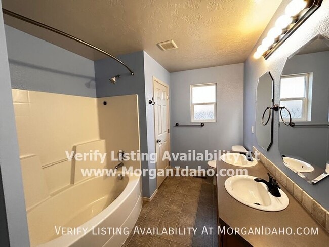 Building Photo - 1723 W Bayeux Dr