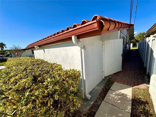 Building Photo - 8943 SW 25th St