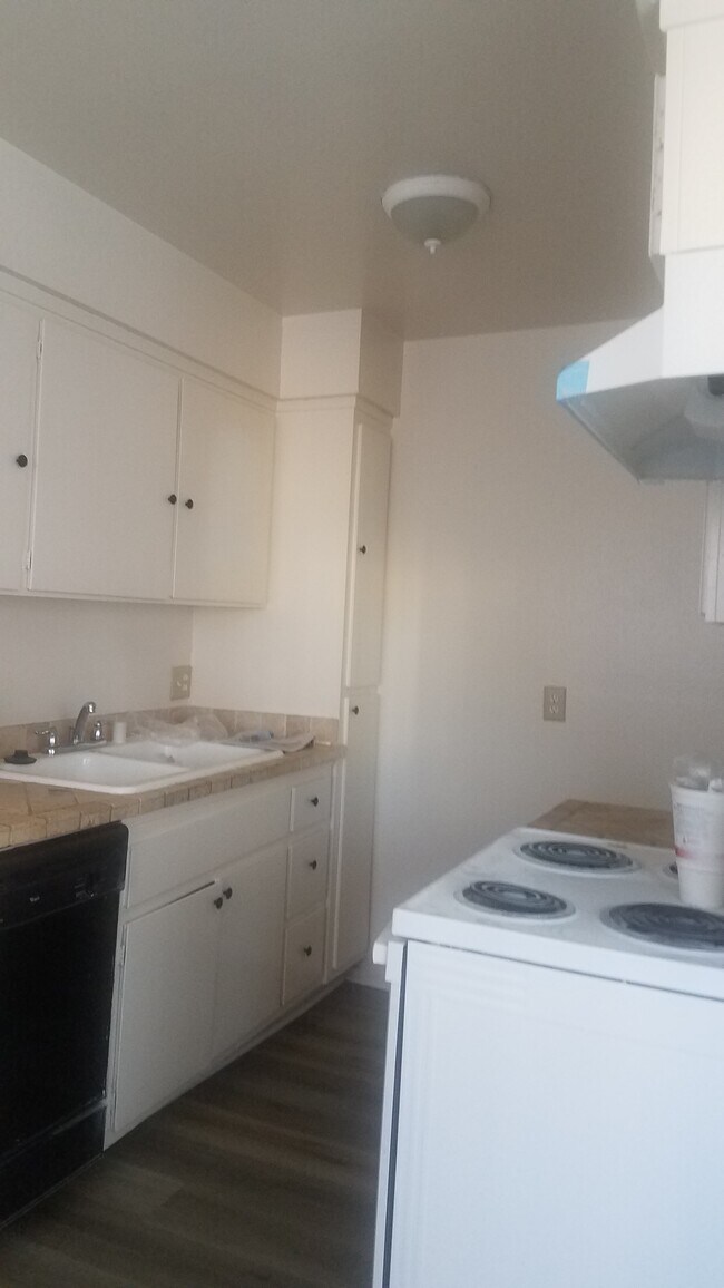 Building Photo - 522 E Avenue Q5