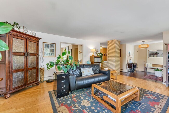 Building Photo - Renovated Mid Century Modern Home in the D...