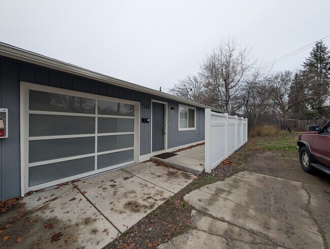 Building Photo - 509/511 Montana Ave