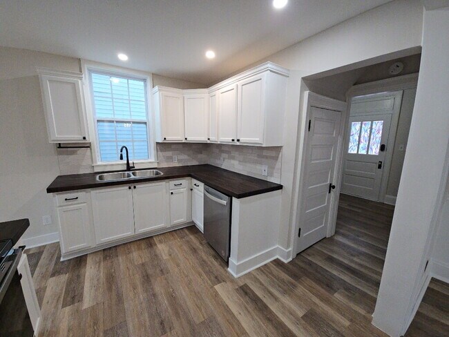 Building Photo - 310 N C St