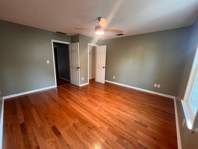 Building Photo - 925 Dogwood Park Dr