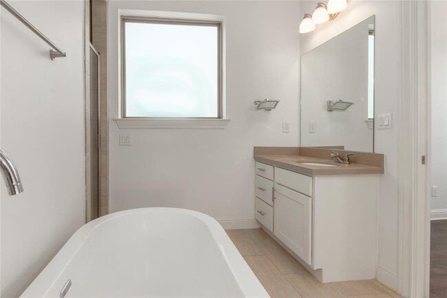 Building Photo - 611 Mazal Ln