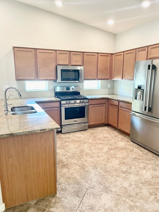 Building Photo - 5 Bedroom/3 Bath Home in Chandler!
